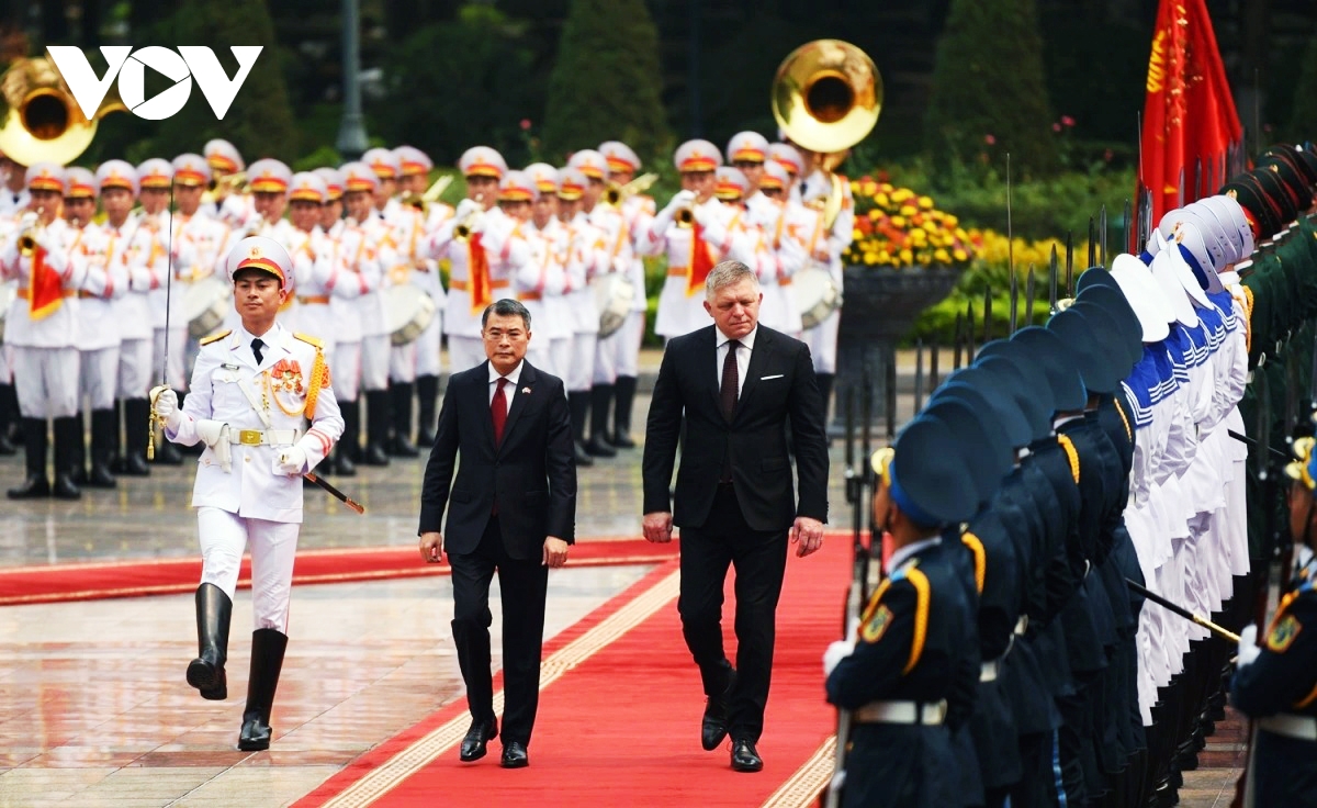 Slovak PM Robert Fico warmly welcomed in Hanoi on official visit